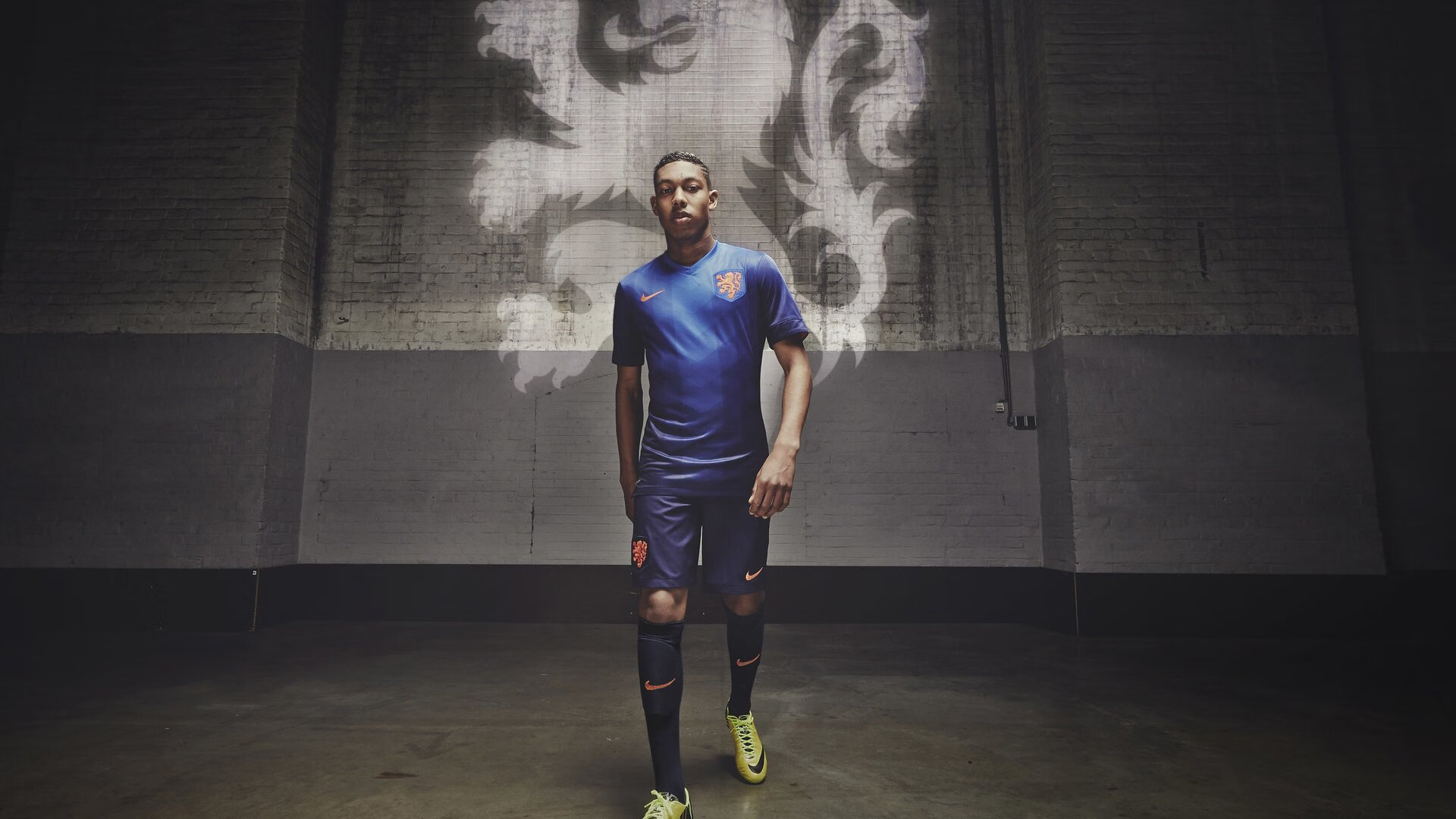 九游娱乐官网-边锋内切后是否必须具备中场组织视野，内切型边锋 内锋